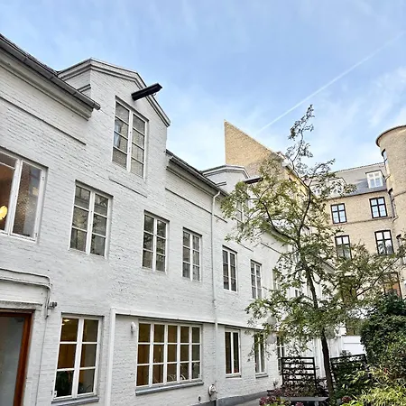 Peaceful Courtyard - Royal Palace & Marble Church 아파트