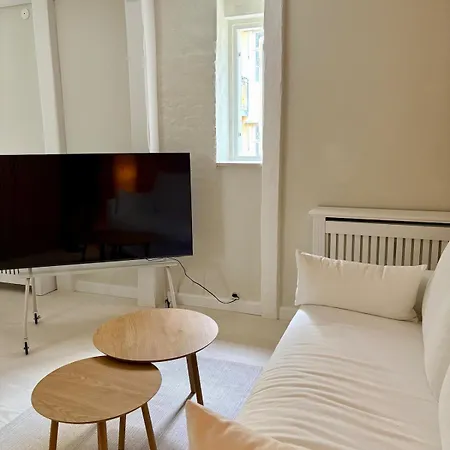 Peaceful Courtyard - Royal Palace & Marble Church Apartment *