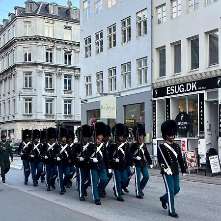 Peaceful Courtyard - Royal Palace & Marble Church Apartamento