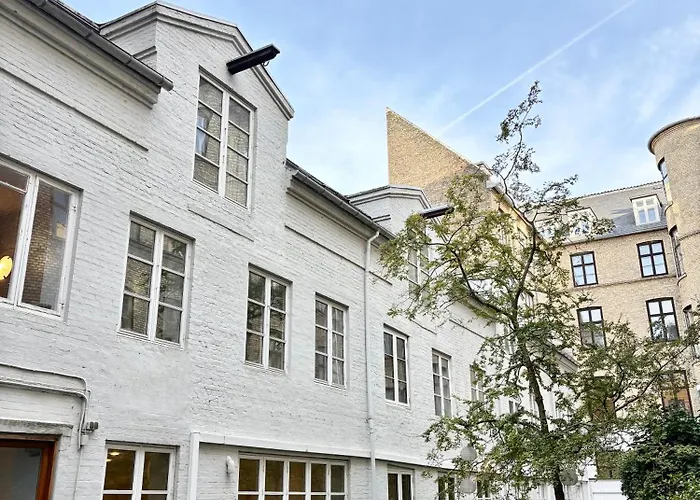 Peaceful Courtyard - Royal Palace & Marble Church Apartamento