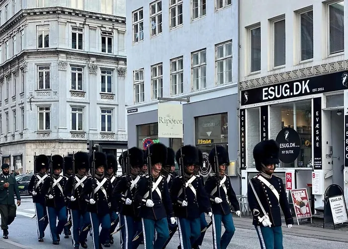 Peaceful Courtyard - Royal Palace & Marble Church Apartamento