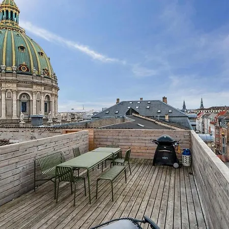 Peaceful Courtyard - Royal Palace & Marble Church Daire *